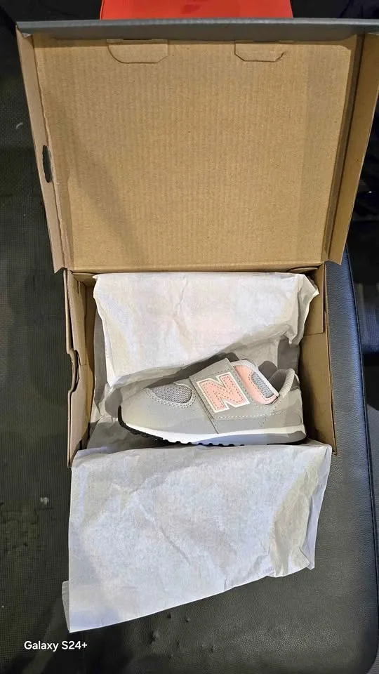 BRAND NEW New Balance 574 Baby Sneakers Grey Pink Size 8