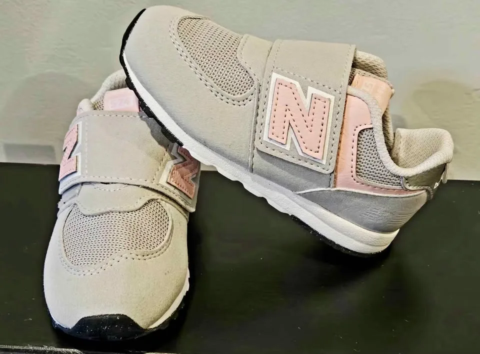 BRAND NEW New Balance 574 Baby Sneakers Grey Pink Size 8 - photo 2