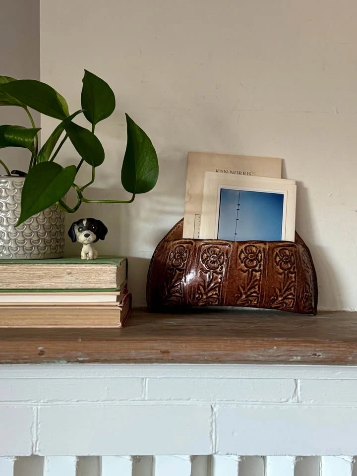 Vintage 1977 Signed Ceramic Wall Pocket - Floral Relief Pottery - photo 2