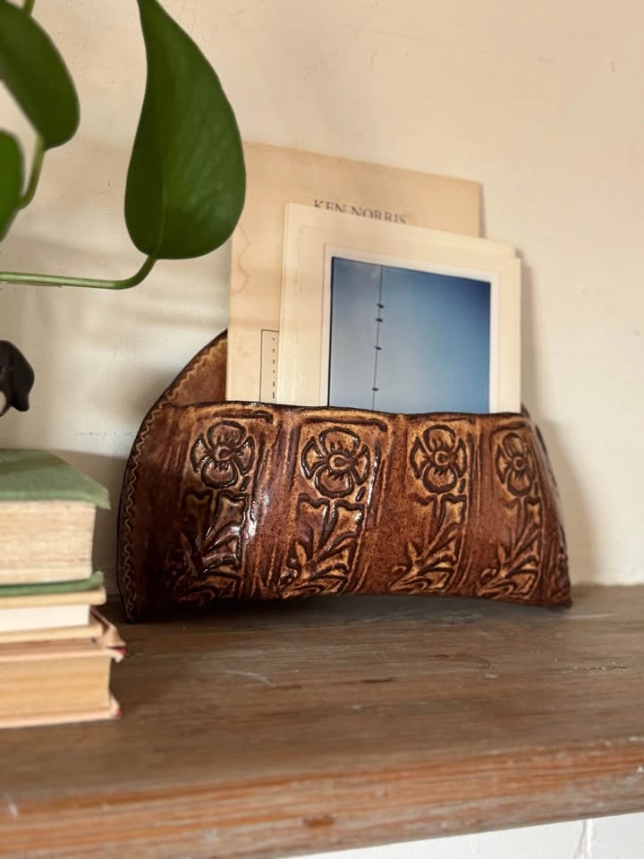 Vintage 1977 Signed Ceramic Wall Pocket - Floral Relief Pottery - photo 4