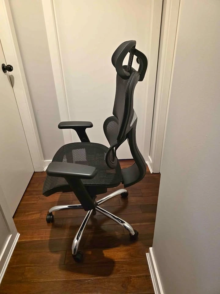 High quality excellent condition swivel black office chair