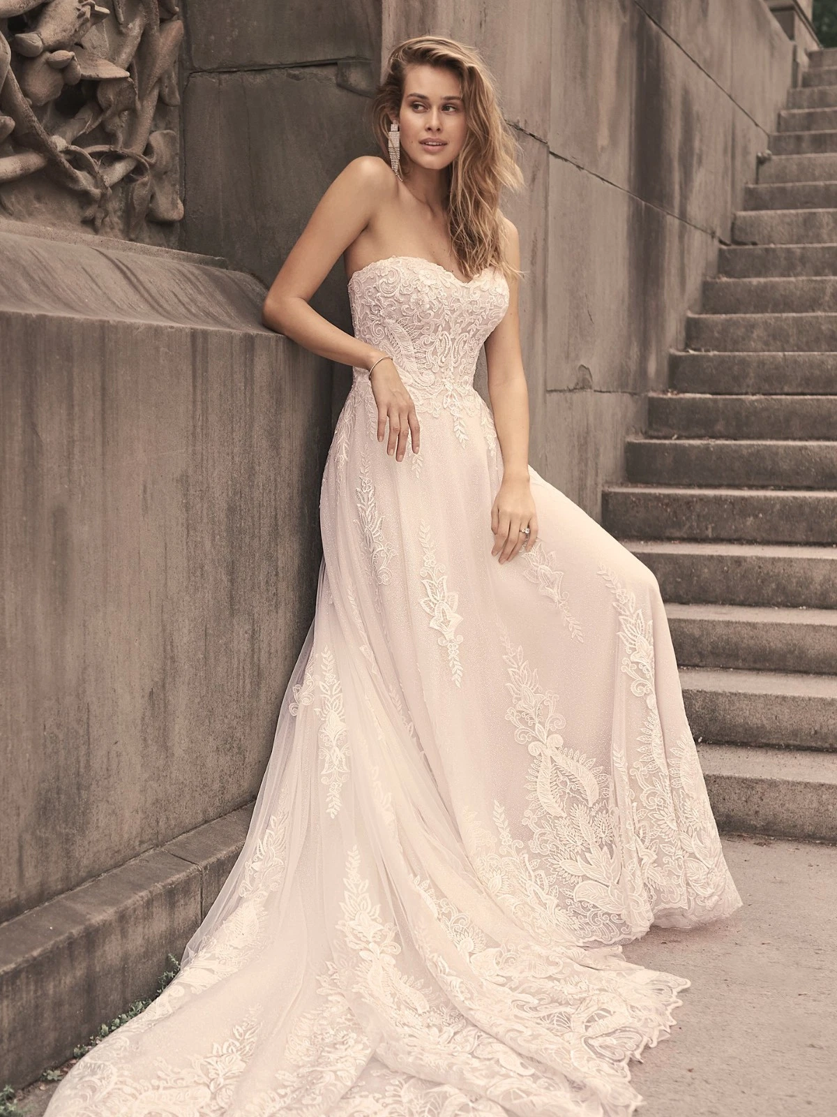 Maggie Sottero Wedding Dress Size 6 - Ivory, Sweetheart neckline - photo 5