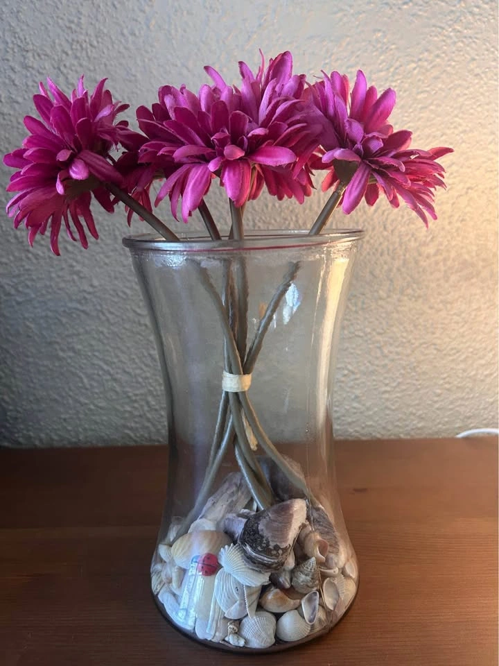 Decorative Glass Vase Arrangement with Flowers & Seashells - photo 2