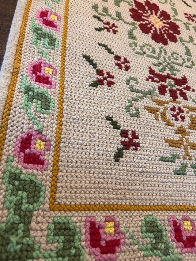 Vintage Handmade Floral Needlepoint Rug - 68cm x 116cm - photo 3