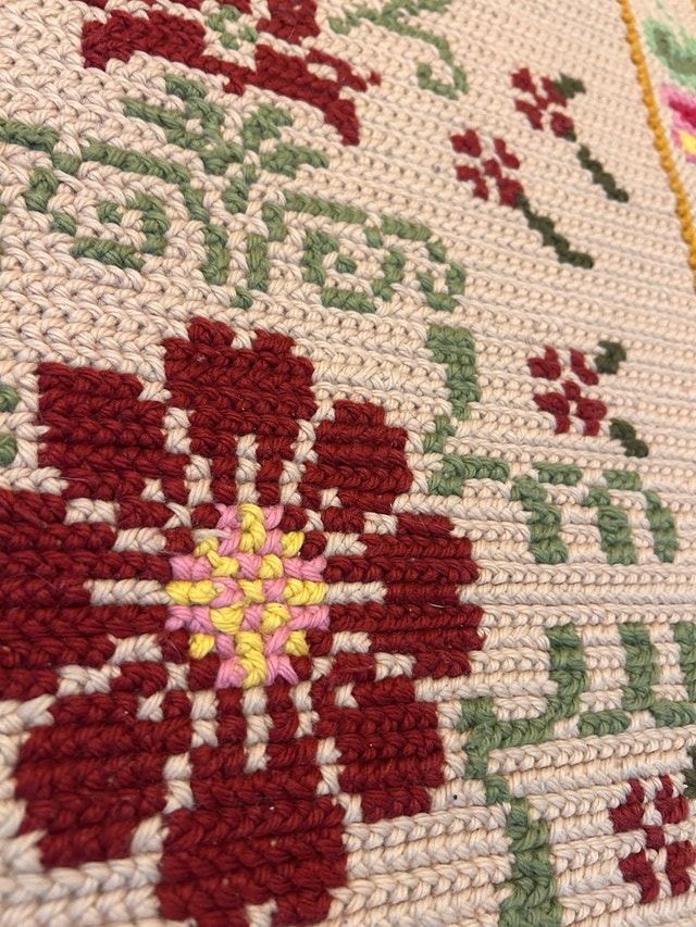 Vintage Handmade Floral Needlepoint Rug - 68cm x 116cm - photo 4