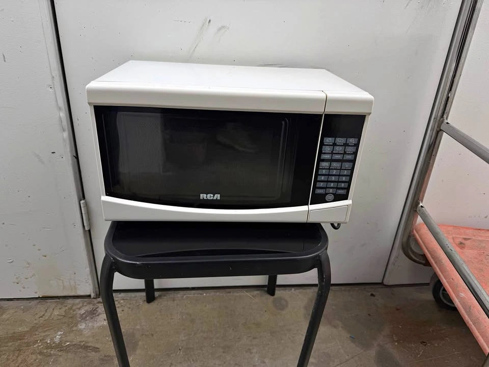 RCA Microwave 700W – Clean & Working – Compact Size