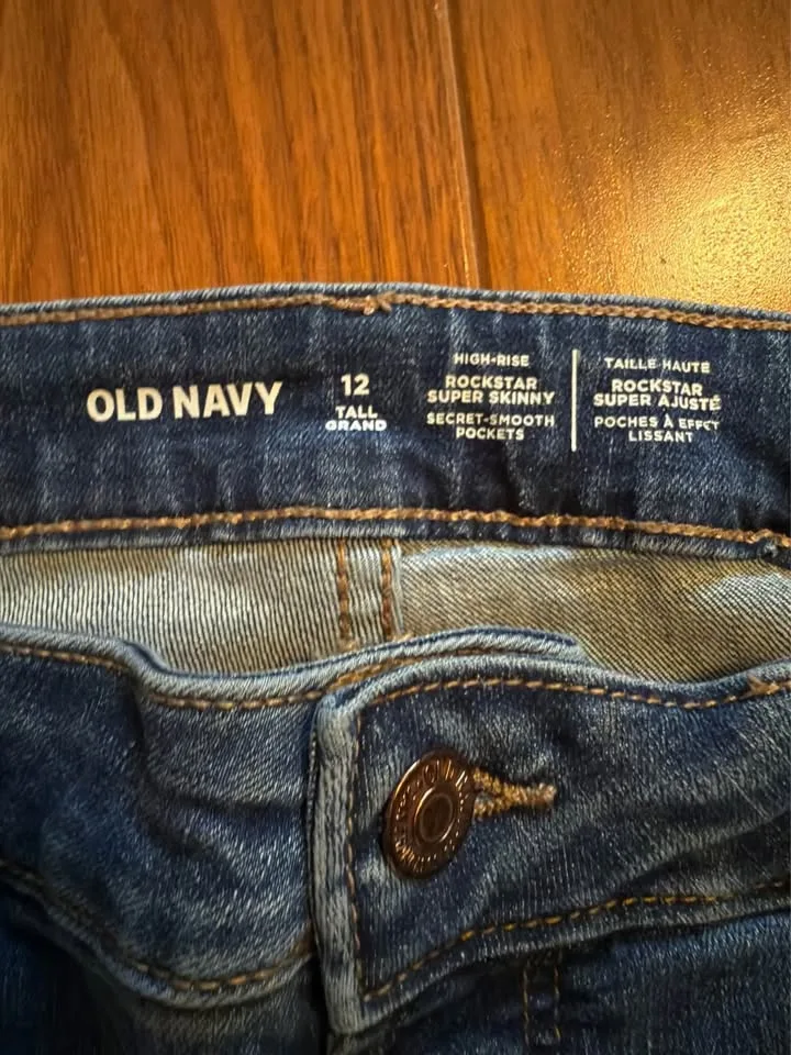 NEW Women’s High-Waisted Rockstar Super-Skinny Jeans image indicator(3)