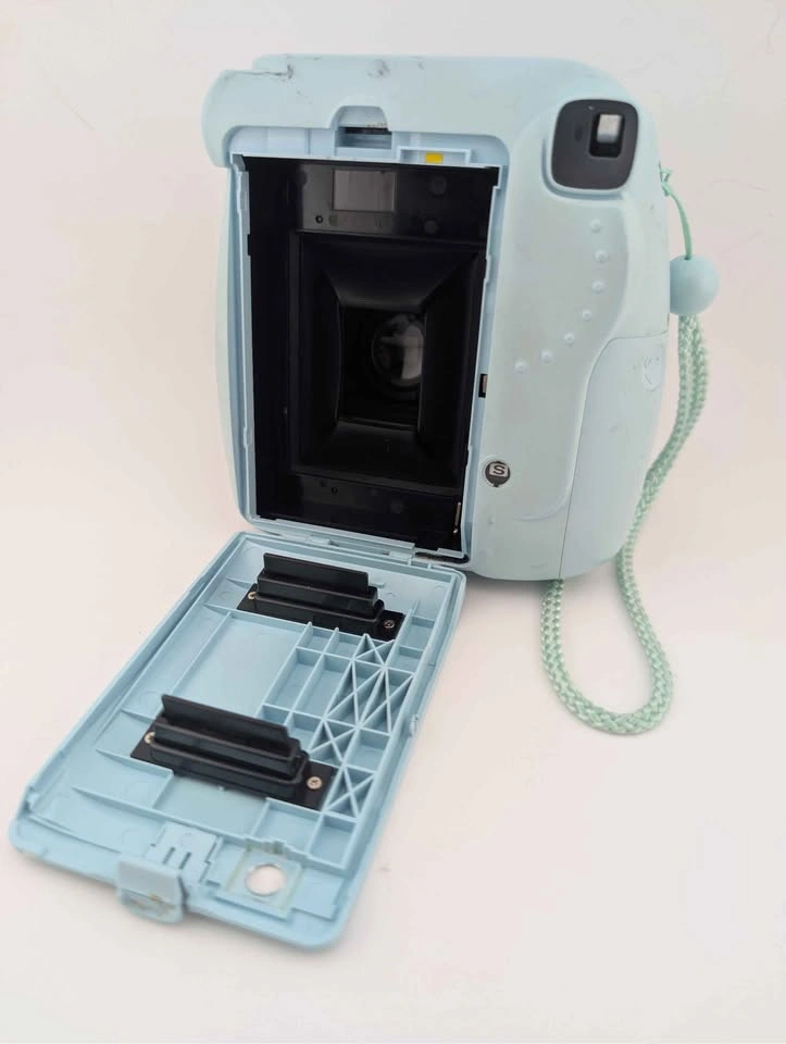 Fuji Insta max 8 Polaroid Camera - photo 3