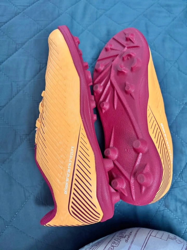 Kipsta cleats size US2