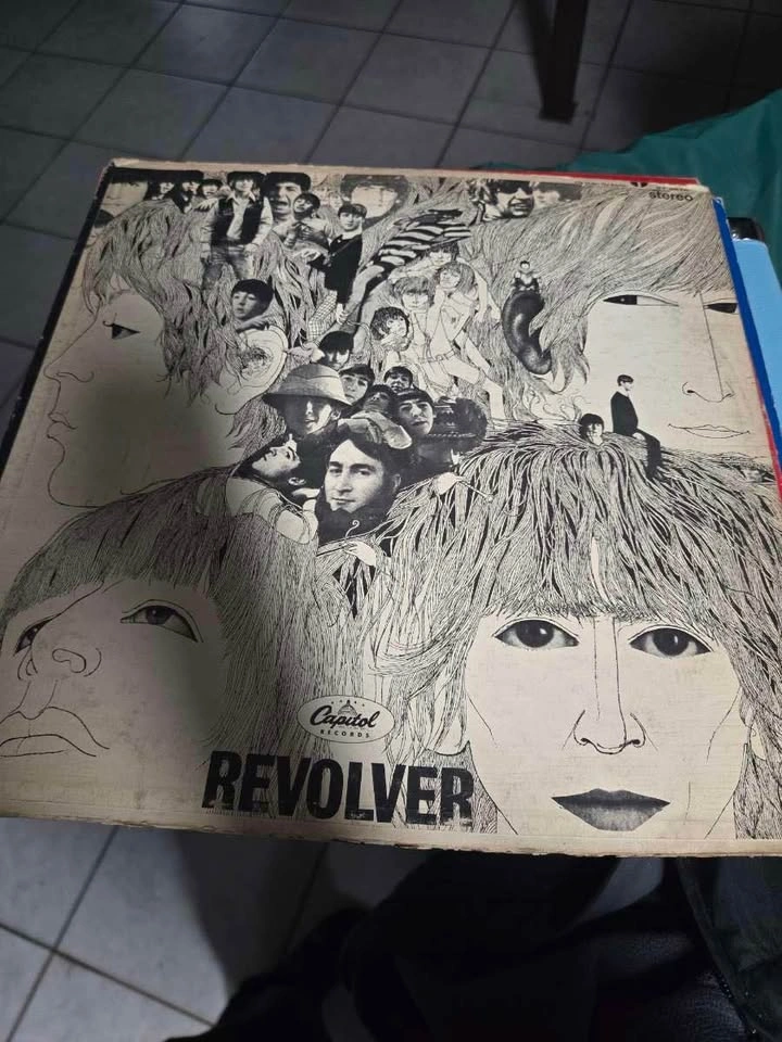 Vinyl player with records - photo 2