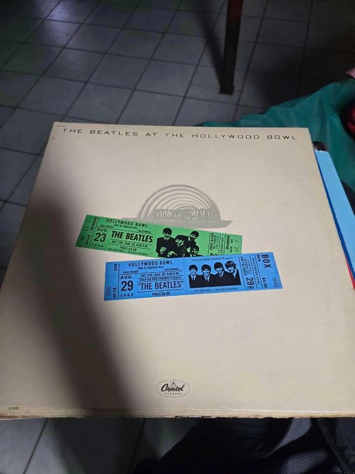 Vinyl player with records - photo 3