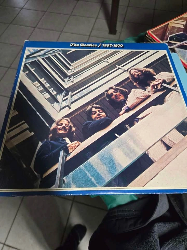 Vinyl player with records - photo 4