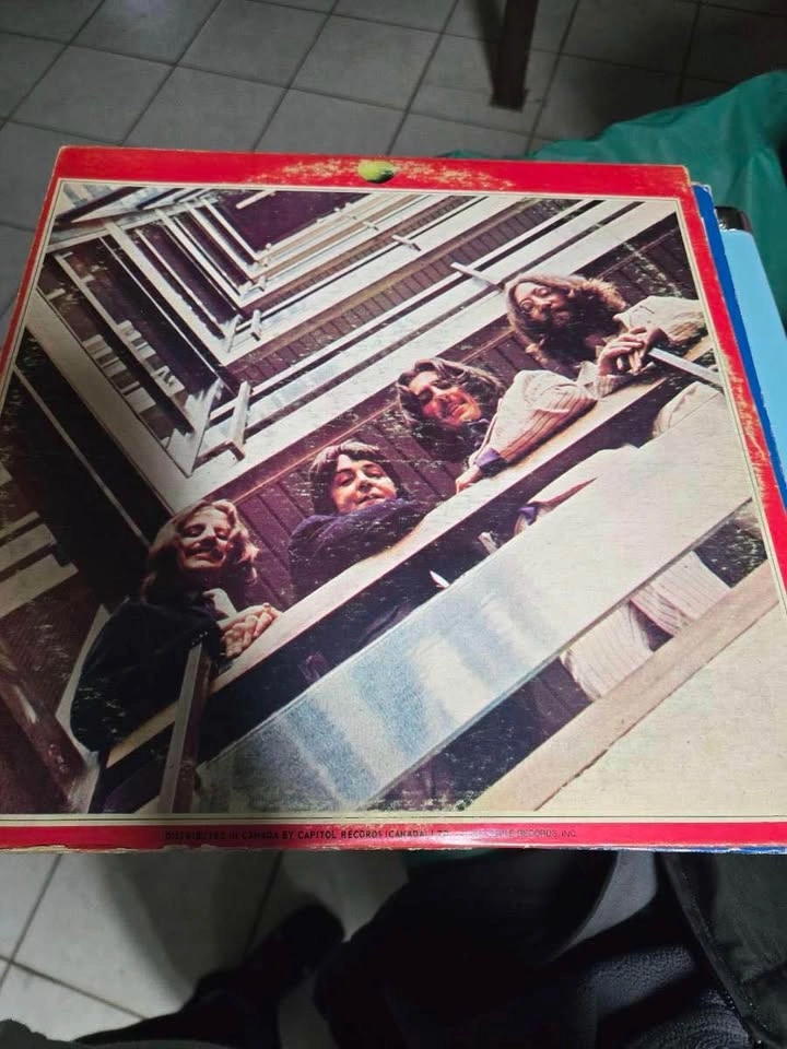 Vinyl player with records - photo 5