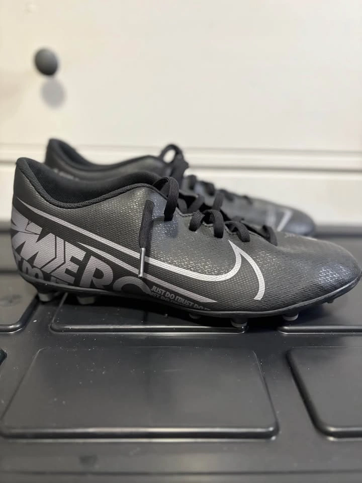 Nike Soccer Cleats - photo 2