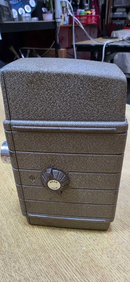 Vintage Bell & Howell Two Twenty 8mm Movie Camera (1950s) - photo 3