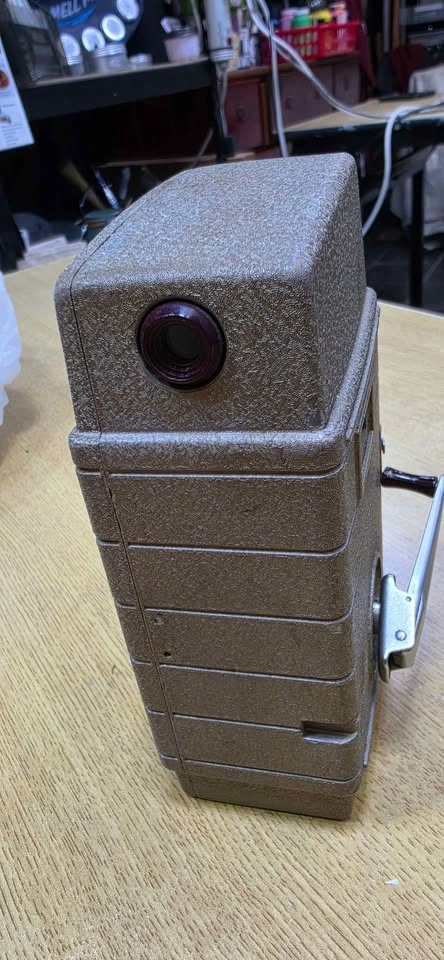 Vintage Bell & Howell Two Twenty 8mm Movie Camera (1950s) - photo 4