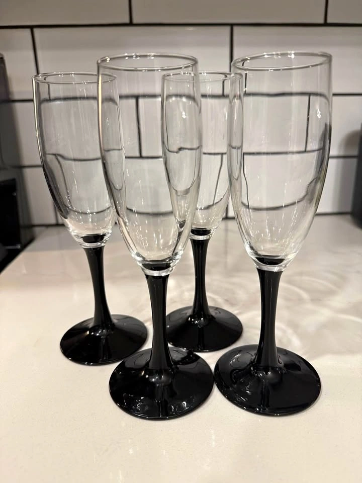 Modern Champagne Flutes – Set of 4 (Black Stem)