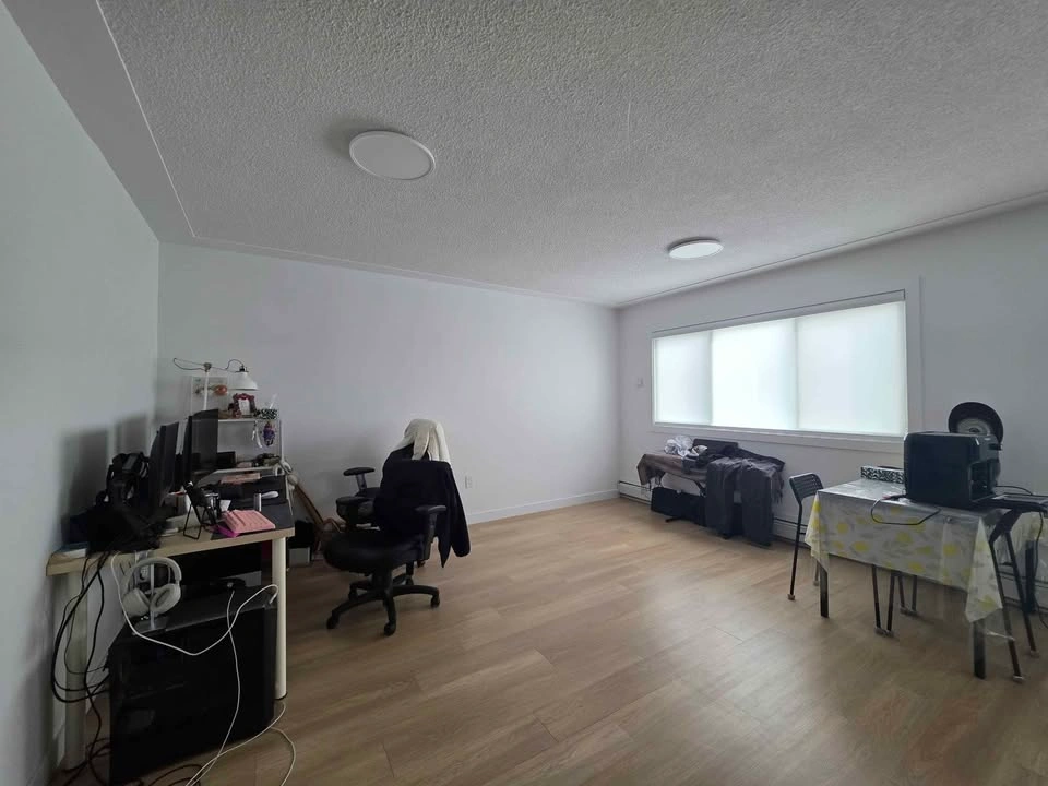 FREE MONEY ! BONNIE DOON 1 Bed 1 Bath - photo 4