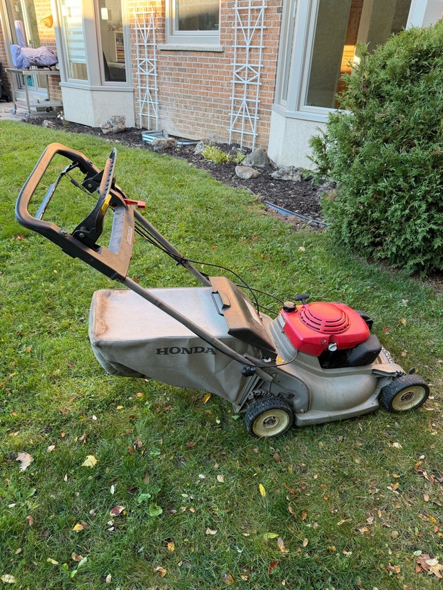 Honda Lawn Mower HRM215 – Runs Great – With Bag