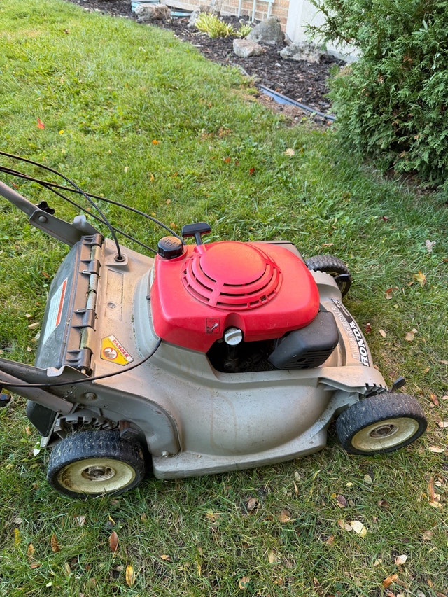 Honda Lawn Mower HRM215 – Runs Great – With Bag - photo 2