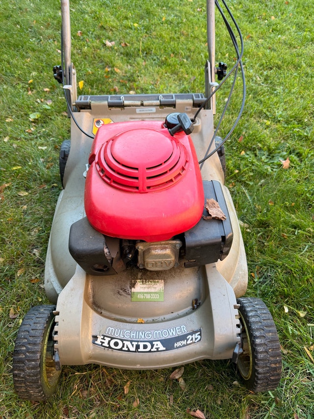Honda Lawn Mower HRM215 – Runs Great – With Bag - photo 3