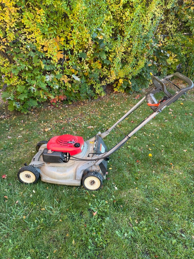 Honda Lawn Mower HRM215 – Runs Great – With Bag - photo 4