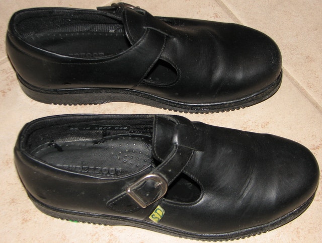 Women's 7.5 TenderFoot Canadian Made Black Buckle SD Safety Shoe