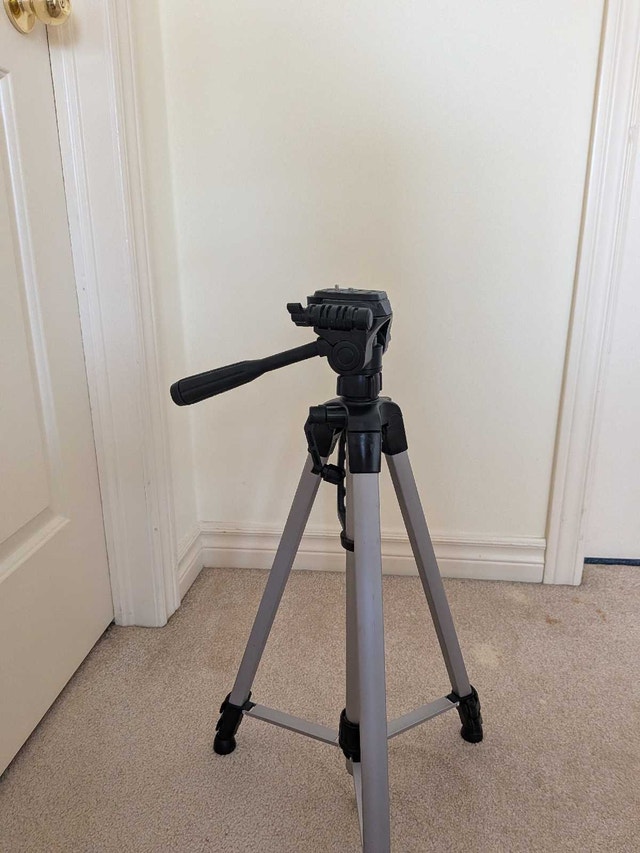 60" Camera Mount Tripod - Amazon Basics - photo 2