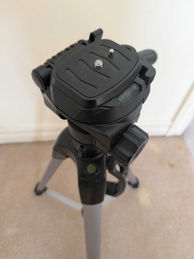 60" Camera Mount Tripod - Amazon Basics - photo 3