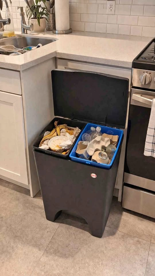Dual-Compartment Trash & Recycling Bin – Clean & Practical!