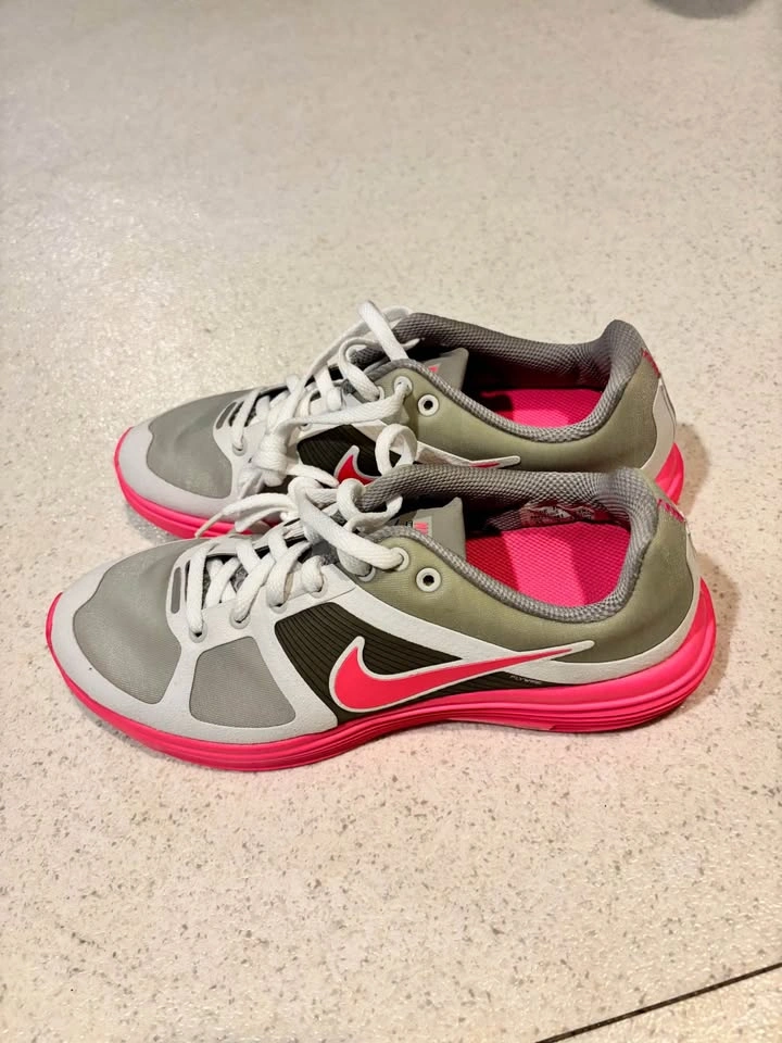 Brand new women’s pink/grey running shoes 9.5 Nike Lunaracer 2 - photo 4