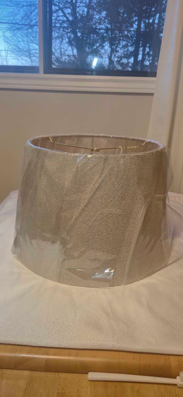 Linen looking Lamp shade, small rip - photo 3