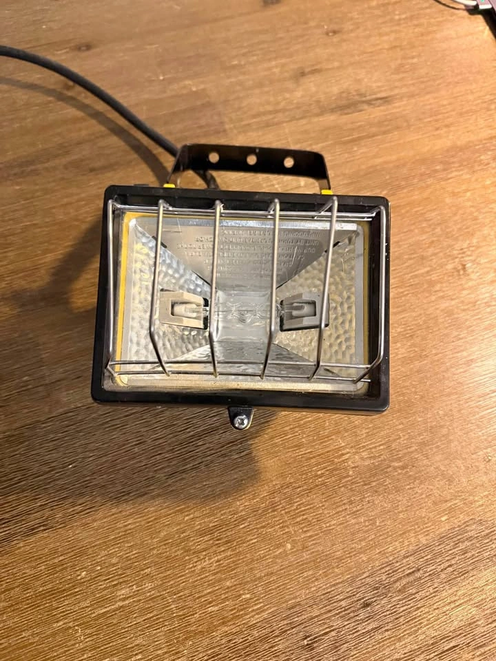Portable Halogen Work Light / Flood Light with Protective Grill