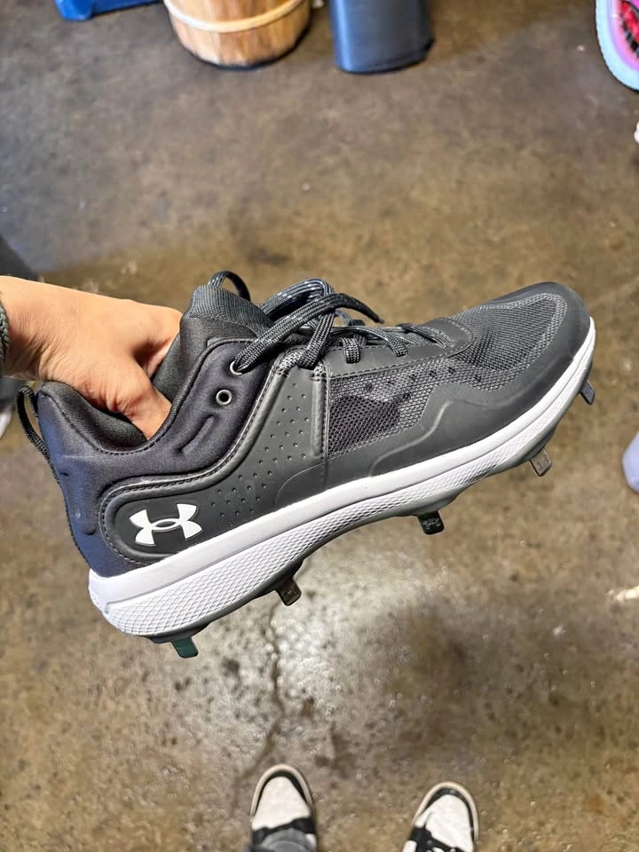 Brand new baseball cleats size 10