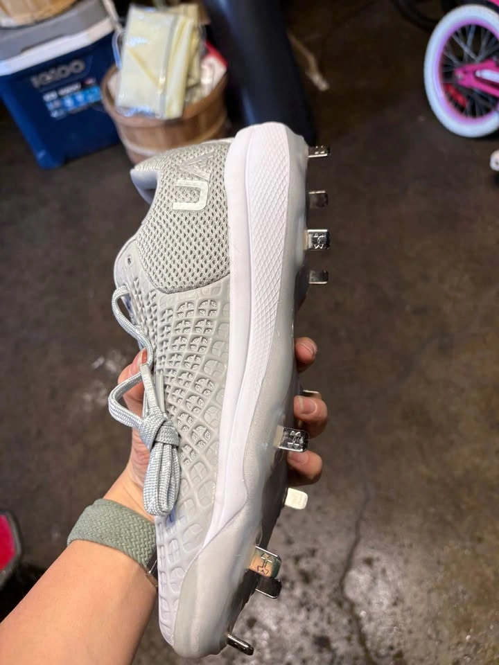 Brand New Women's Size 9 Baseball Cleats - photo 2