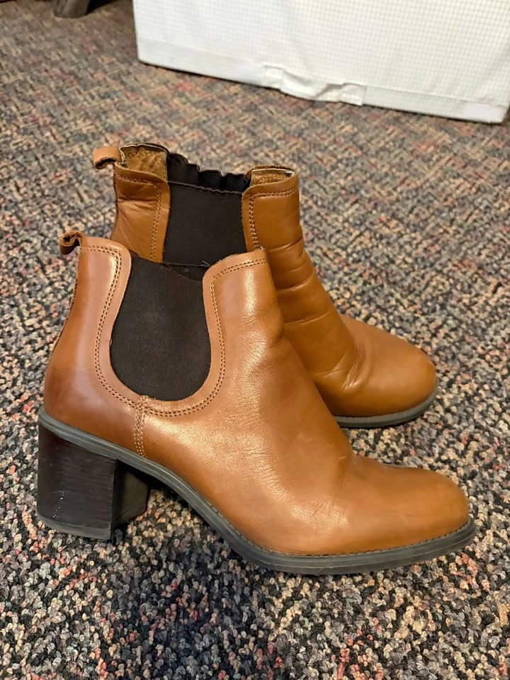 Women boots - size 8