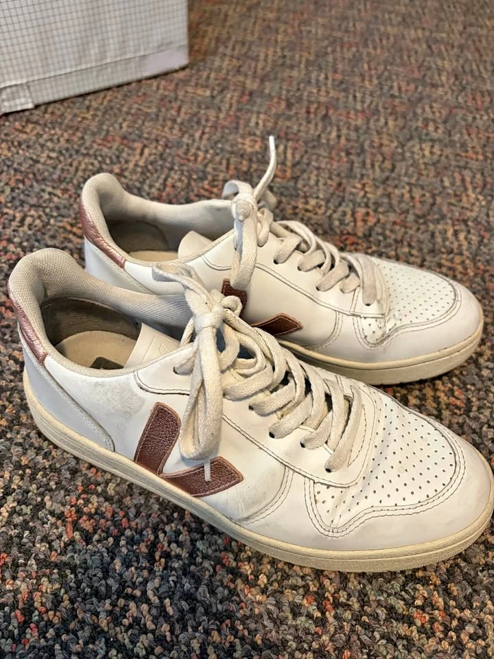 Veja Women Size 8