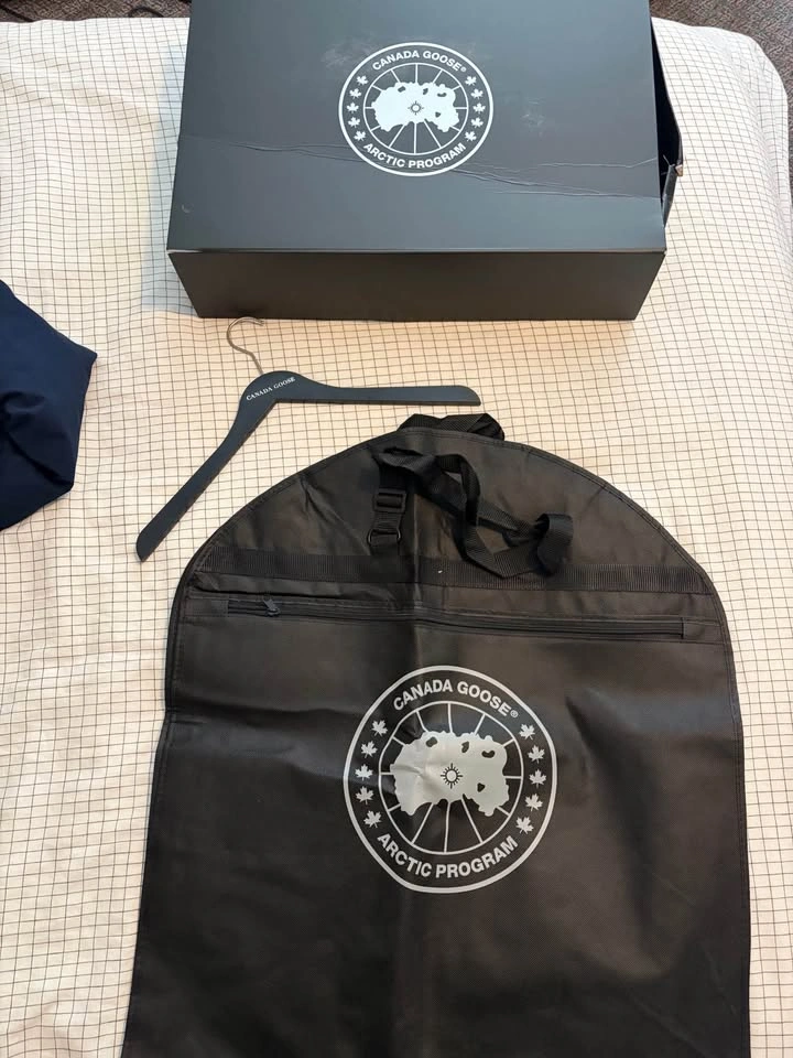 Canada Goose Trillium Parka - Navy - Female - Size M - photo 4