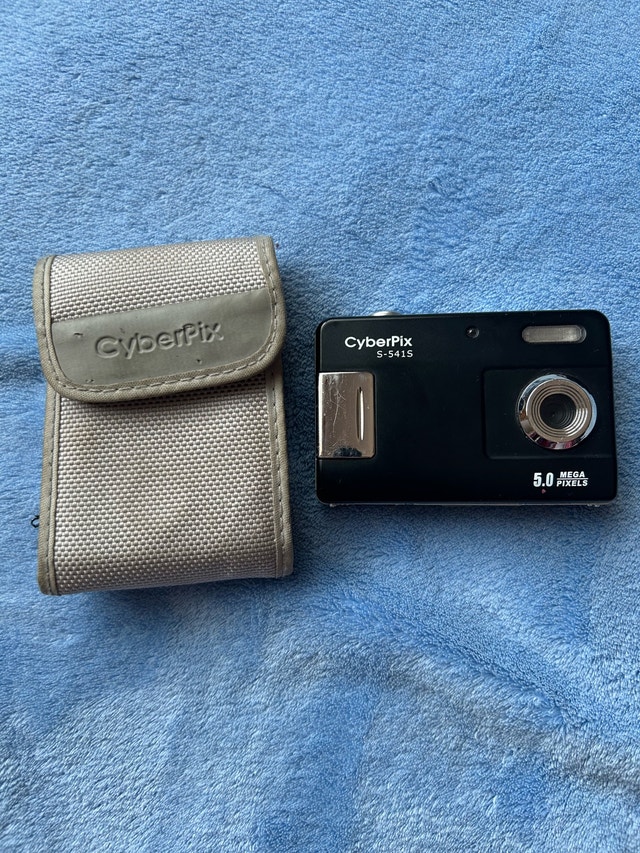CyberPix S-5415 Digital Camera with Case