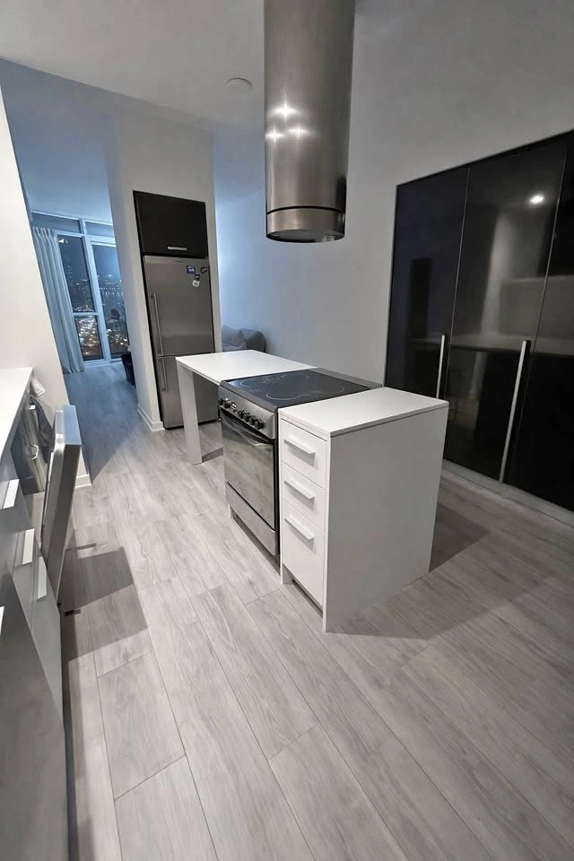 Modern Kitchen Island w/ Ariston Stove & Oven