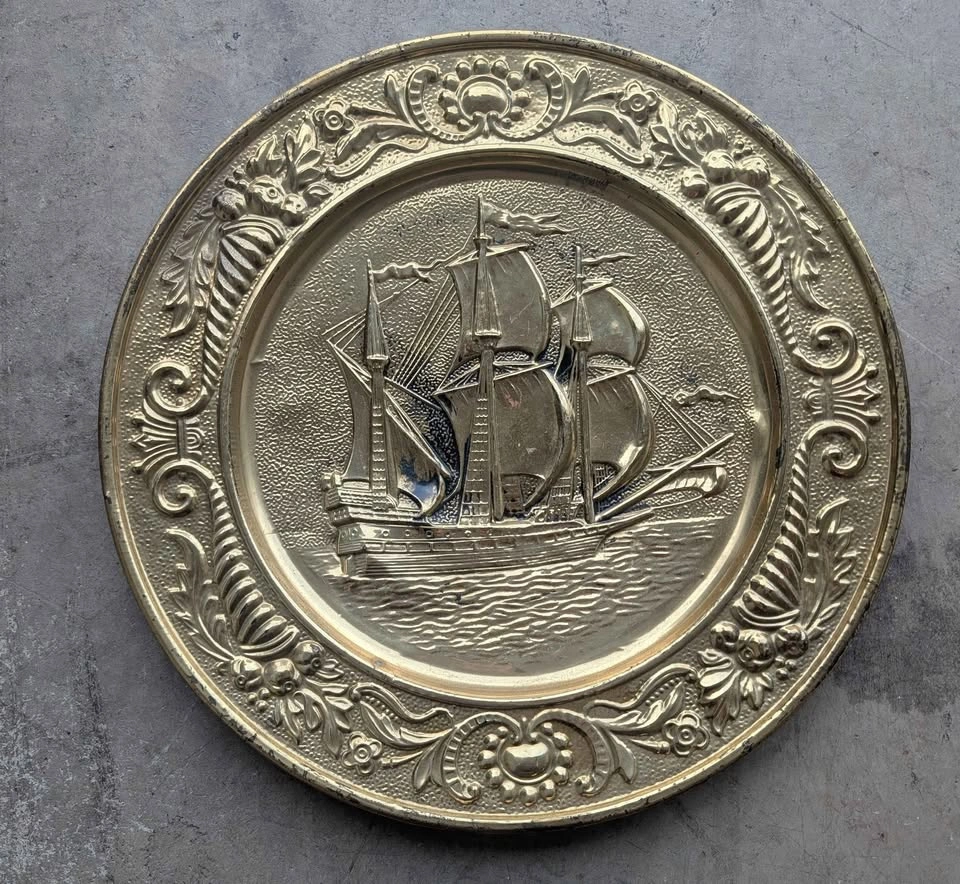 Set of 2 Vintage Brass Wall Plates, nautical, 14.5 inches - photo 2