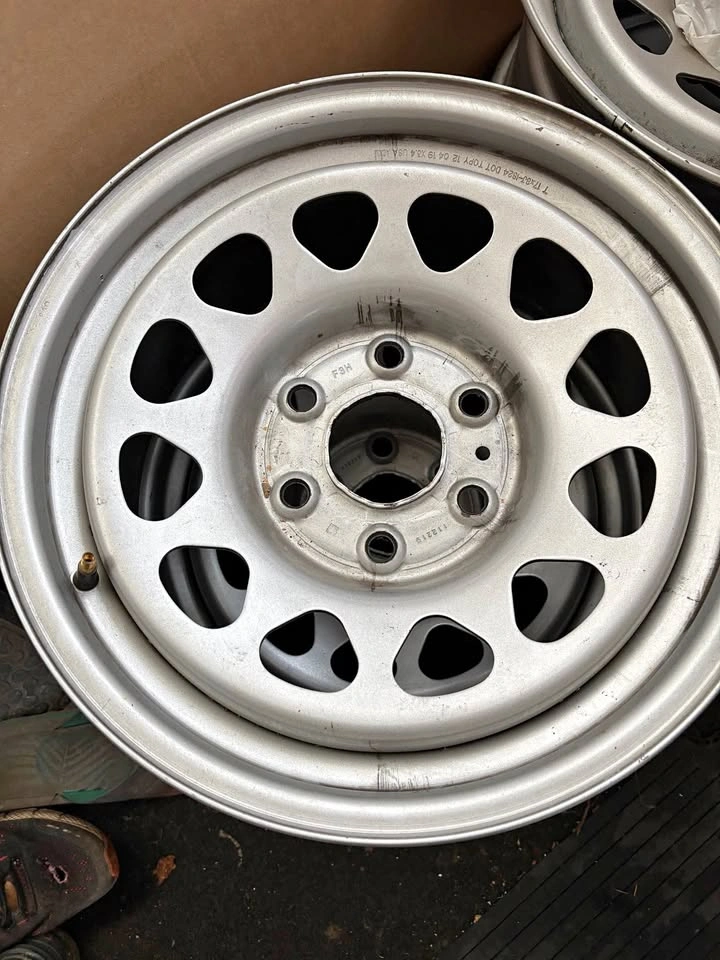Chevrolet Silverado OEM 17 Inch Rims with TPMS