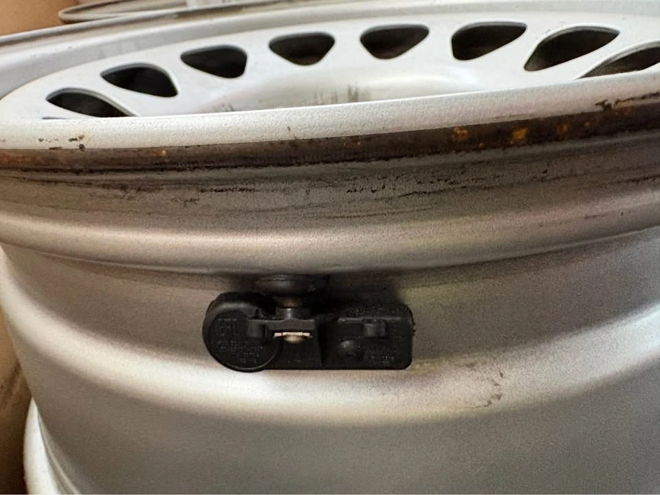 Chevrolet Silverado OEM 17 Inch Rims with TPMS - photo 2