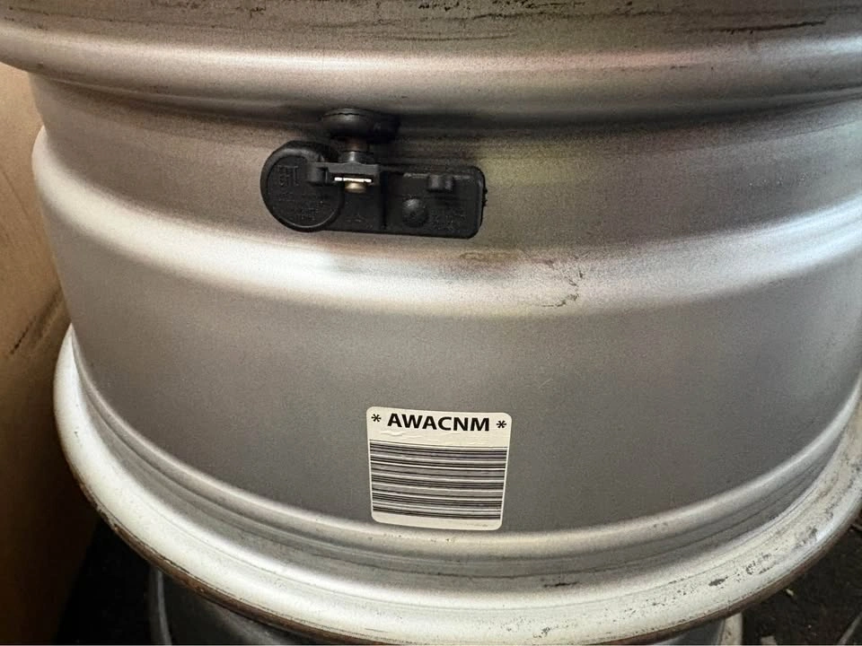 Chevrolet Silverado OEM 17 Inch Rims with TPMS - photo 3