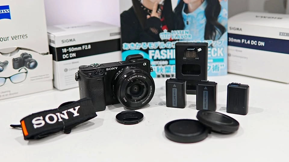 Sony A6300 Bundle with 16-50mm Lens