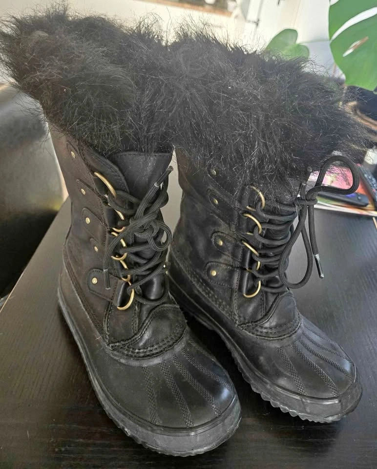 Womens winter boots ,Black Leather Sorels Size 8