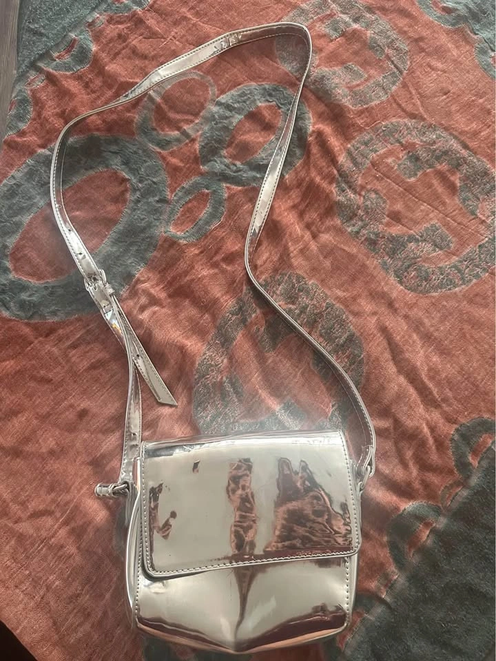 Forever 21 Silver Crossbody Bag – Stylish & Compact