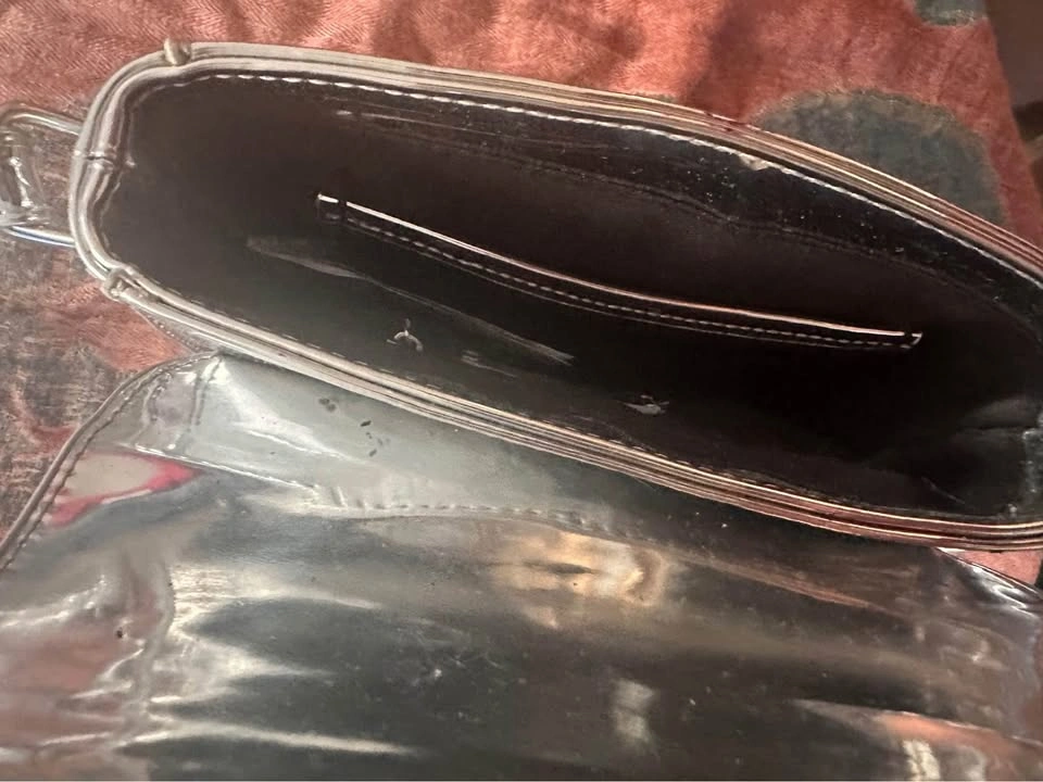 Forever 21 Silver Crossbody Bag – Stylish & Compact - photo 3