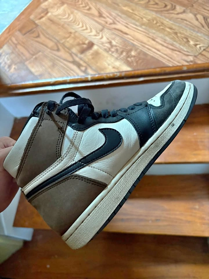 Air Jordan 1 High Retro Dark Mochas Youth Size 6