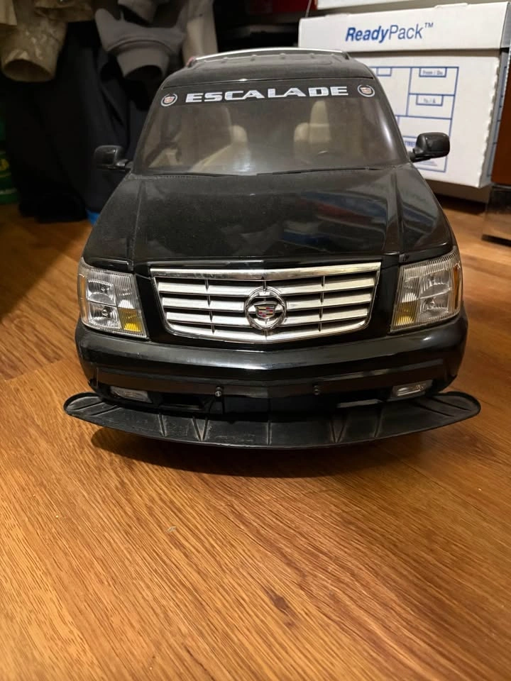 Bright RC Cadillac Escalade Car with Controller and Battery - photo 2